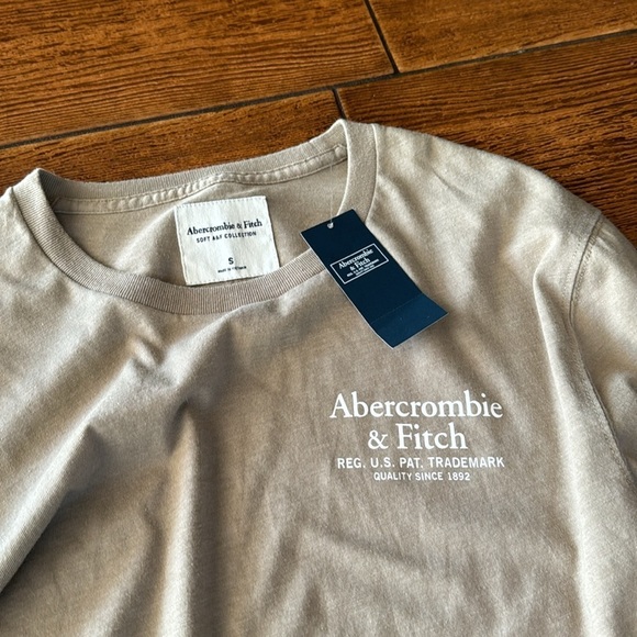 Abercrombie & Fitch Men’s Beige LongSleeves Round Neck with Logo on Sleeves - Picture 4 of 5